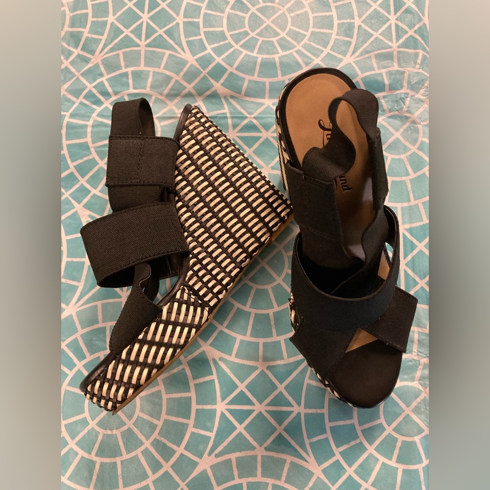 💛TODAY***$12***Lucky Brand black & crème woven heel treatment wedge shoes
